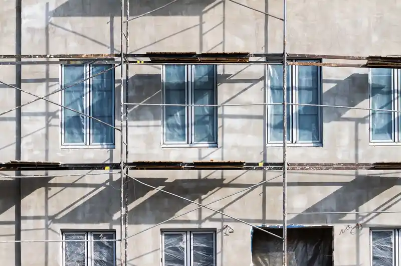 Façade sous échafaudage avant un état des lieux avant travaux